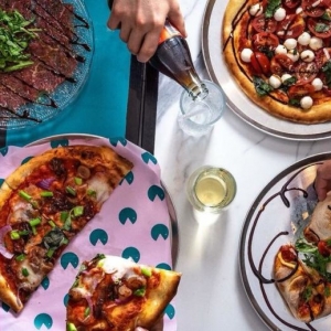 Pozza—一个时髦的90年代怀旧风披萨吧