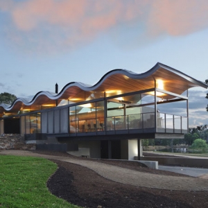 澳大利亚房屋之上浮动的波浪屋顶